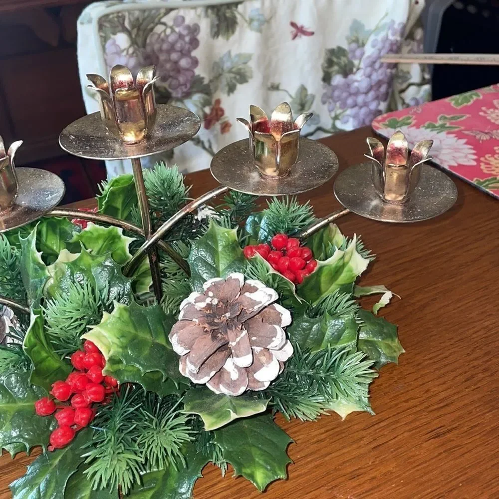 Vtg gold metal Christmas candle holder with greenery‎